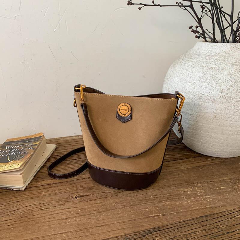 

Niche design portable bucket bag women s 2025 new retro grinding commuter bag high-end shoulder messenger bag коричневый