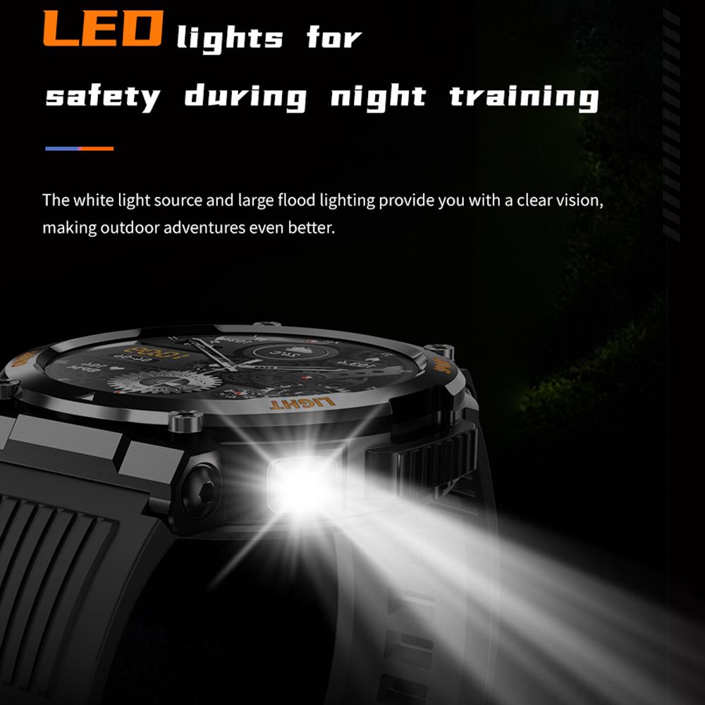 Militärische QTLLBT SmartWatch 1,46 Zoll HD LED Taschenlampe Kompass Fitness Tracker mit Funktion Sportuhr, Herzfrequenz SPO2 Kompatibel mit