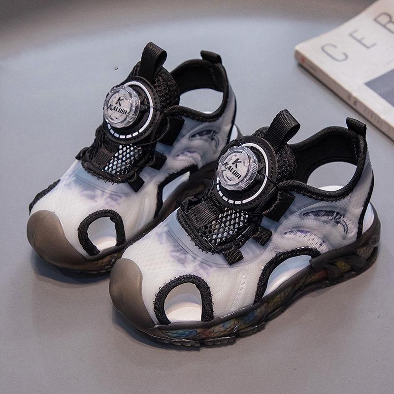 

2023 лето новая вращающаяся пуговица Сандалии Baotou мальчики и девочки летние светящиеся дезодоранты с мягким дном нескользящие сандалии