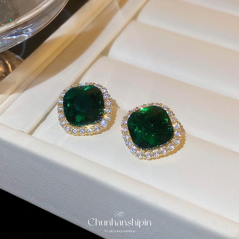 New retro ear clips without ear holes, crystal temperament versatile mosquito coil disc earrings, female mosquito coil disc zircon exquisite earrings.