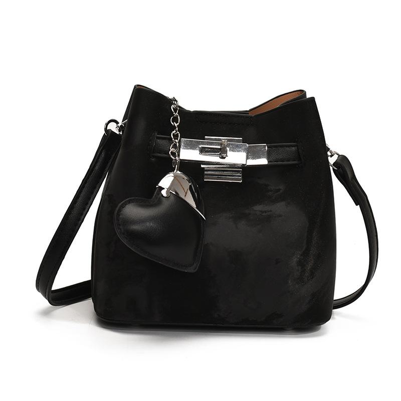 Spring and summer new Korean fashion high-end texture bucket bag niche design fashionable commuter versatile messenger women's bag