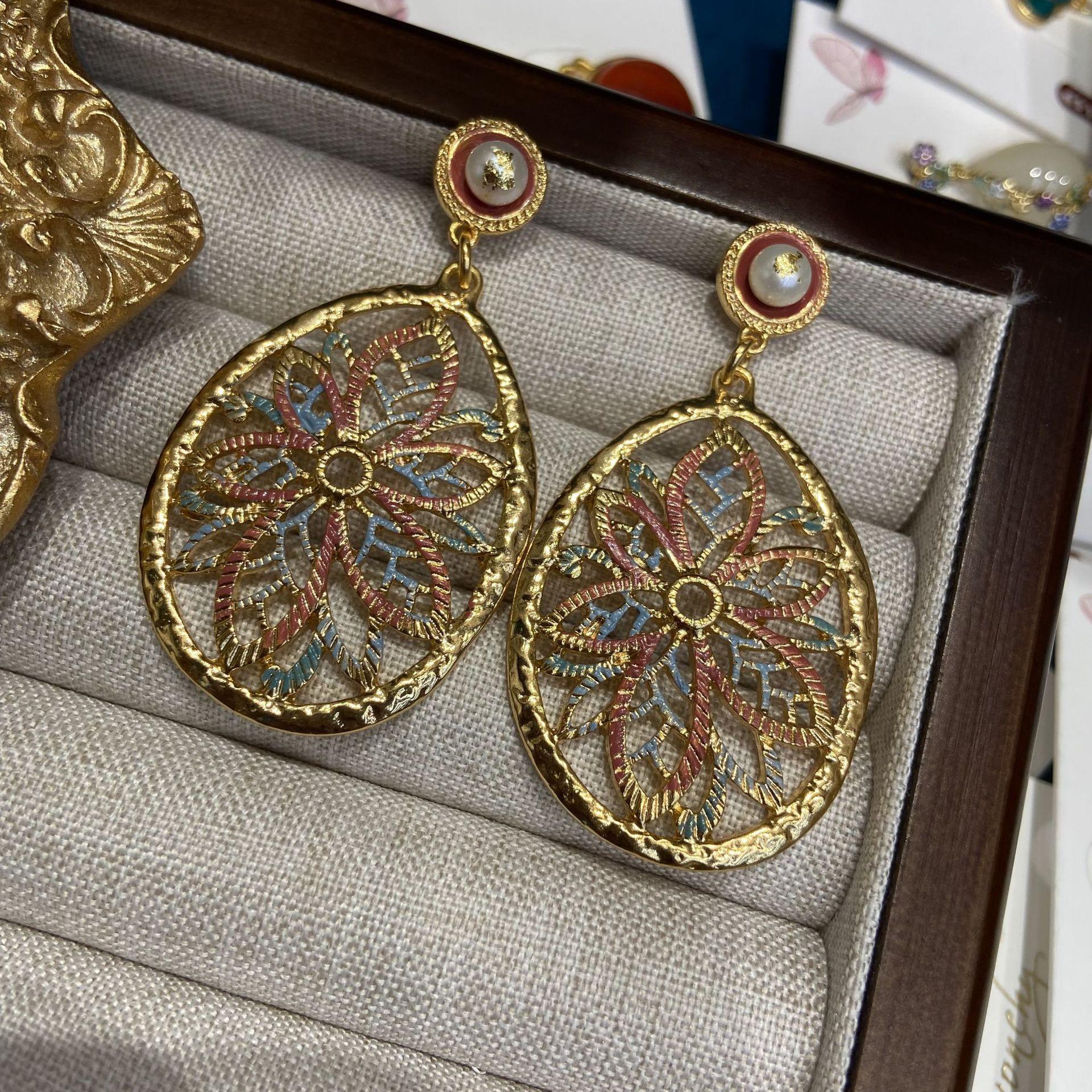 

Средневековые серьги ручной работы с эмалью золотистого песка, расписанные вручную, полые цветочные серьги, украшенные жемчугом, медные позолоченные ретро-серьги-ниши