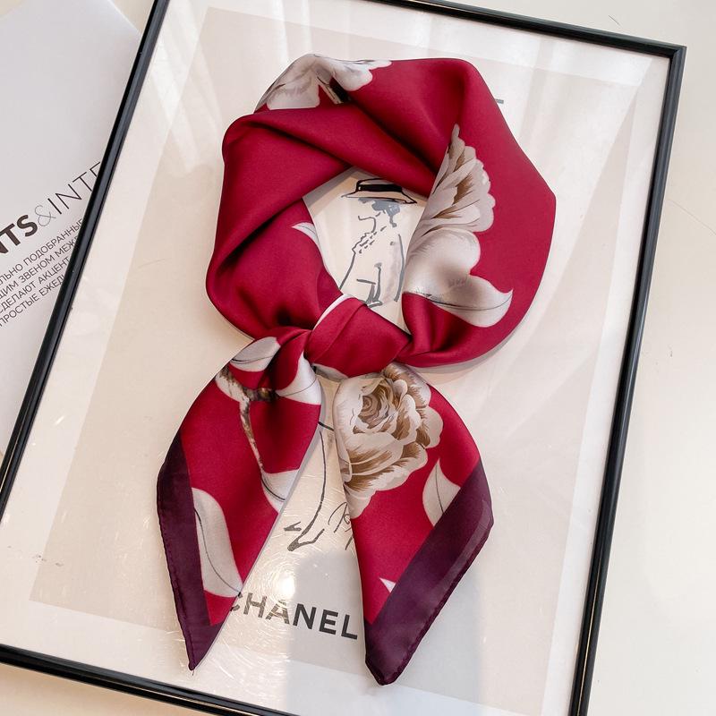 Damski jedwabny szalik w koreańskim stylu: Wszechstronny kwadratowy szalik z kamelią na wiosnę i jesień - do noszenia na szyi, na torebce lub we włosach