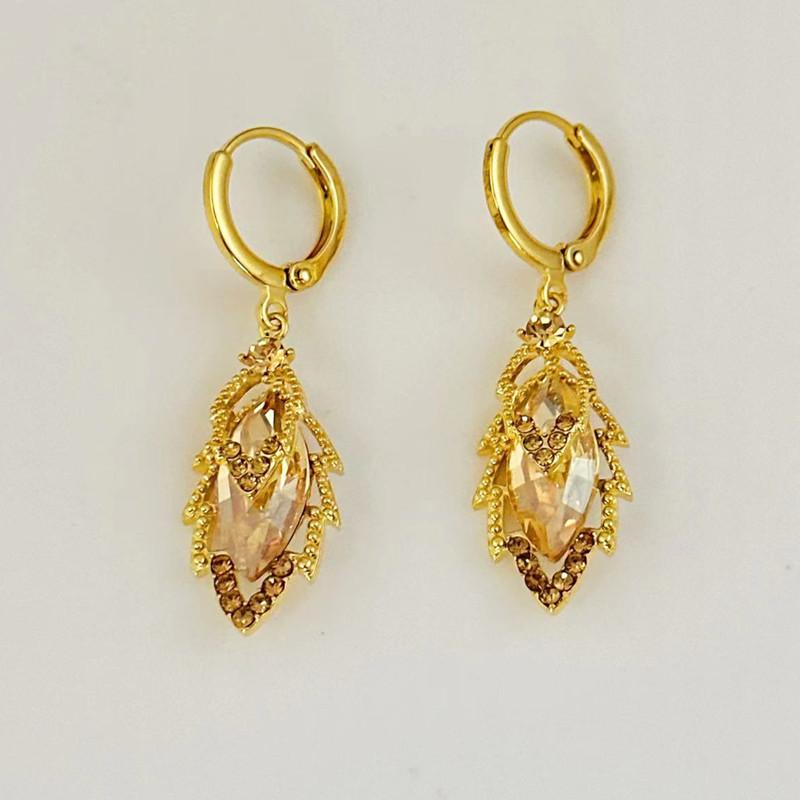 

Temperament, Coffee Color, Leaf Earrings, Exquisite Design, Versatile Fashion, Light Luxury, High-end, Facial Slimming, Ear Buckle