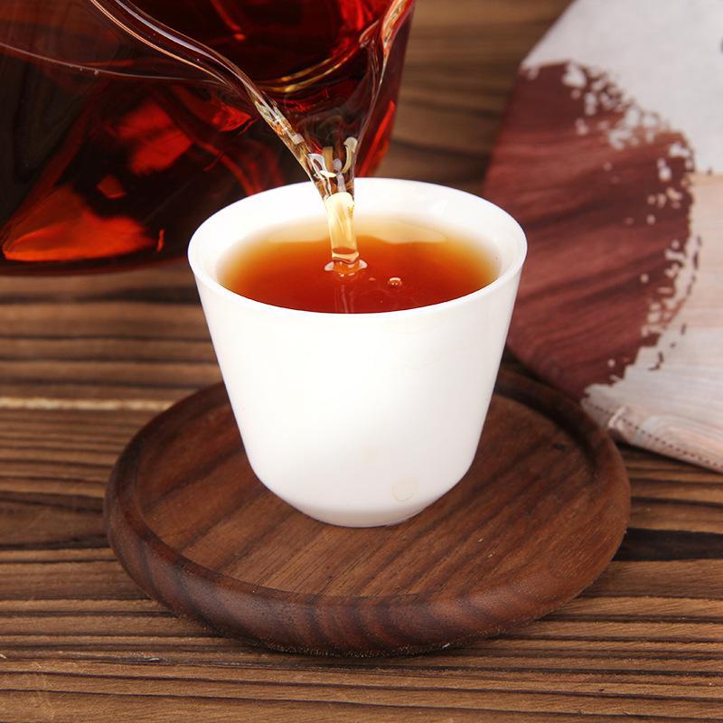 Fünf Jahre gereifter 2018 Menghai Golden Bud Pu'er Reifer Teekuchen