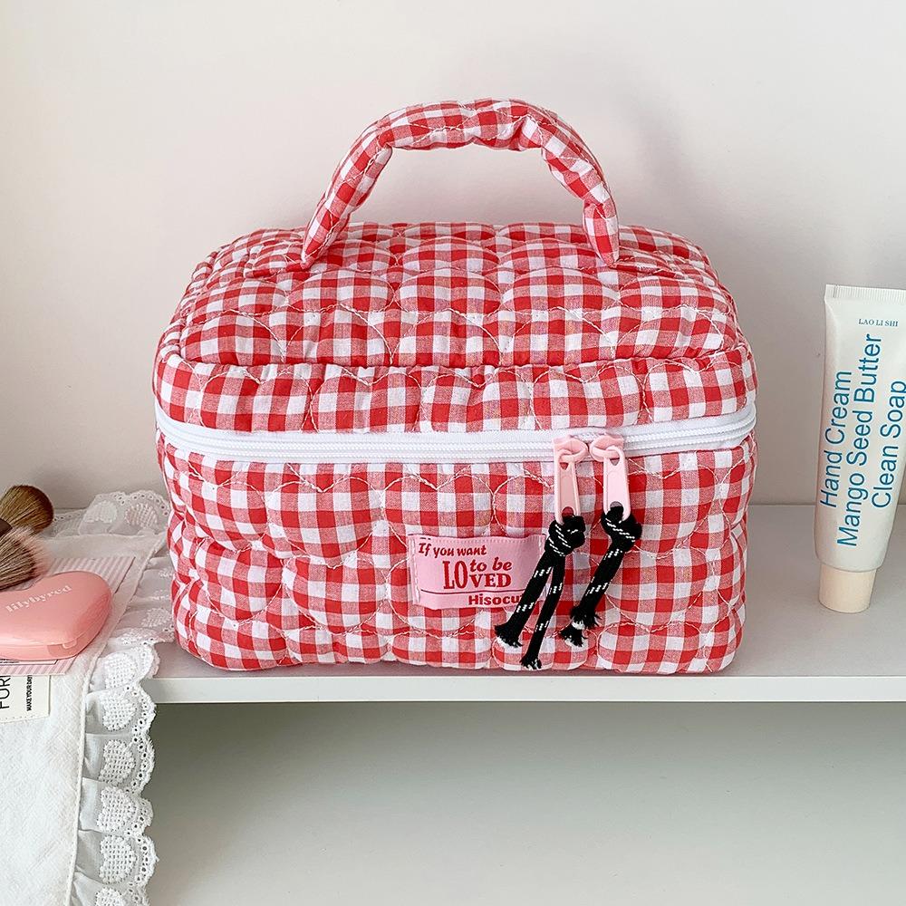 Portable Fresh Grid Makeup Bag Quilted Love Design Handheld Skincare Storage Bag Toiletries Bag Travel