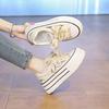 Ein Paar Schnürsenkel-Erhöhungsschuhe 2025 Frühling neu Retro-Stil Schnürsenkel neue Perlen-Plateauschuhe Halbslipper Designgefühl Mode