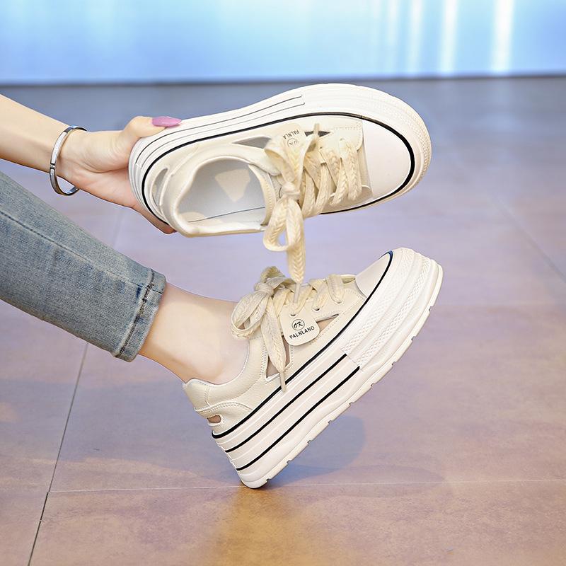Ein Paar Schnürsenkel-Erhöhungsschuhe 2025 Frühling neu Retro-Stil Schnürsenkel neue Perlen-Plateauschuhe Halbslipper Designgefühl Mode