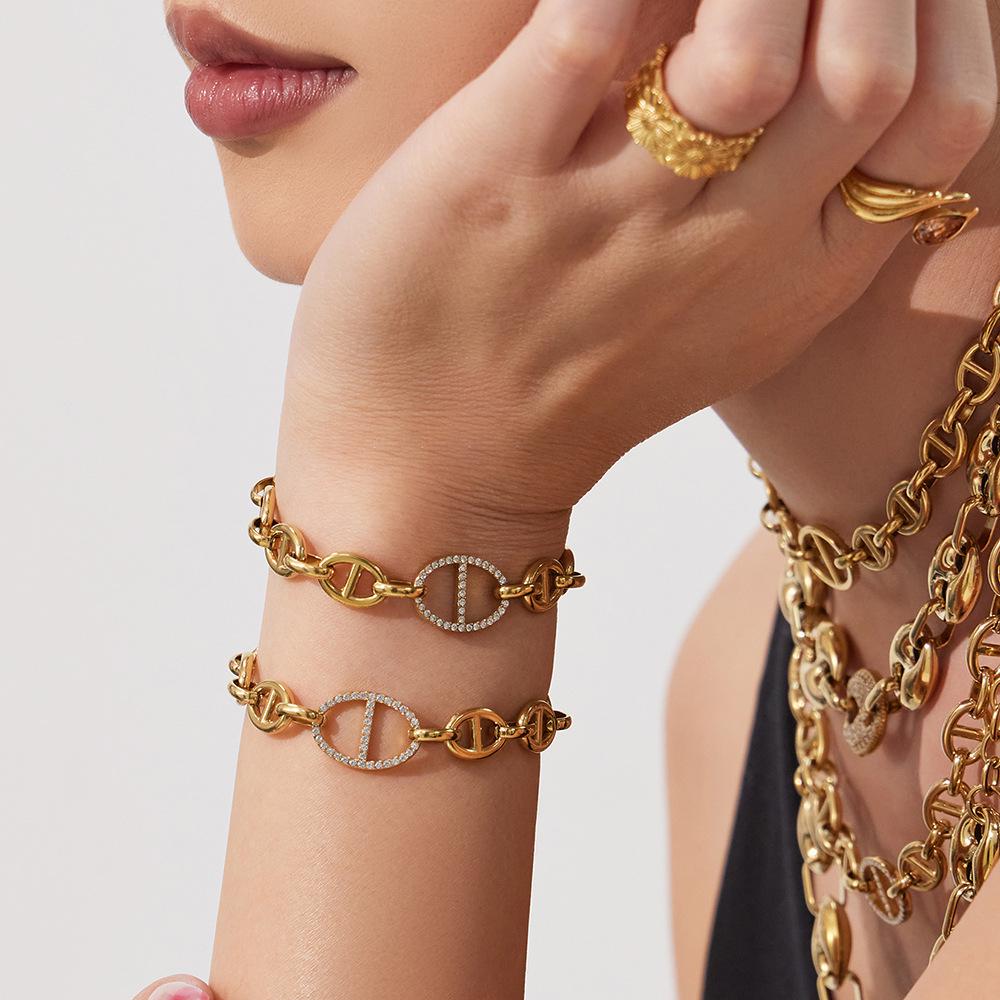 Europese & Amerikaanse Koude Stijl Varkensneus Zirkonia Ingelegd Sieraden Set: Ketting, Armband, Oorbellen, Roestvrij Staal met 18K Goudlaag