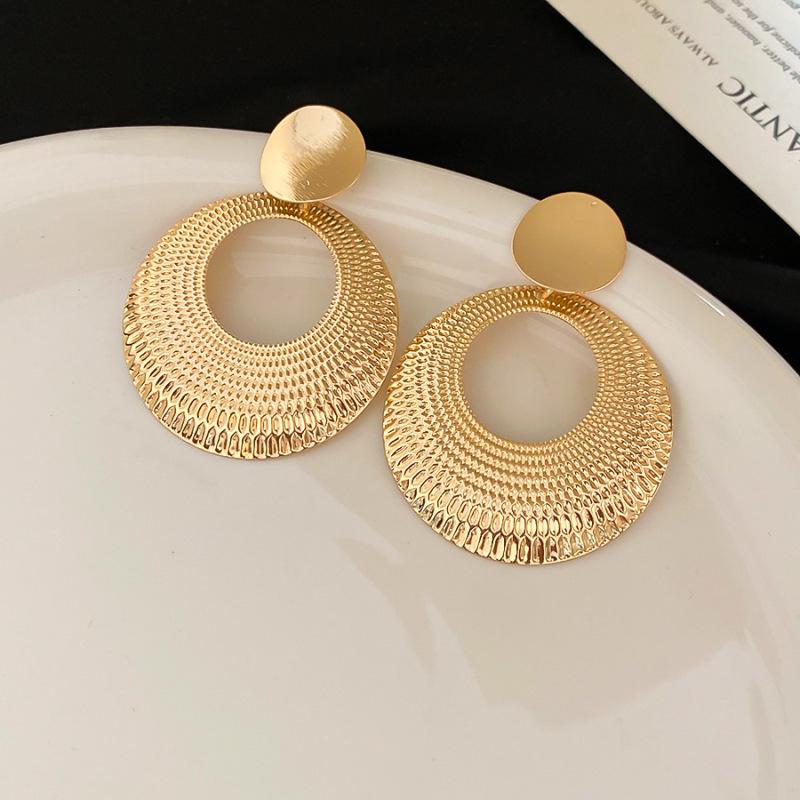 Stylish Irregular Three-Layer C-Shaped Earrings: European & American Metal Fashion Studs with a Luxurious High-End Appeal