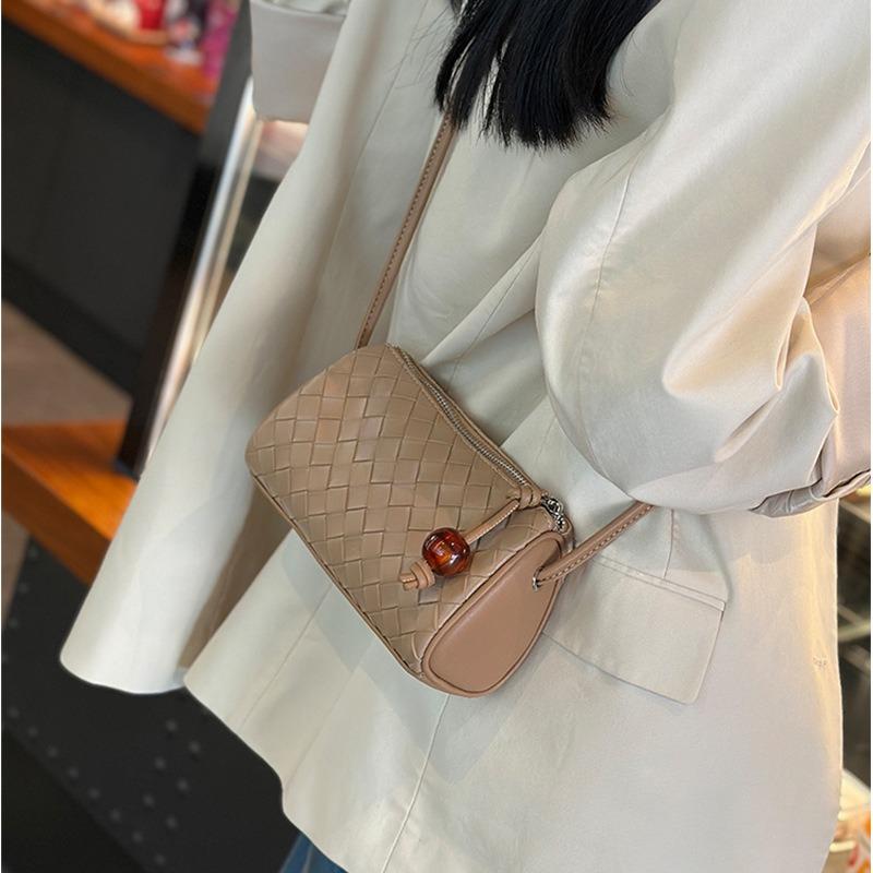 Simple Small Bag Women's New Versatile Shoulder Messenger Bag Women's Woven Leather Women's Bag Mobile Phone Bag