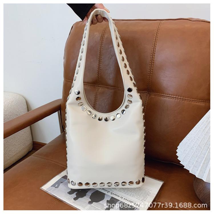 Premium Sense Bag Women 2025 New Punk Style Retro Casual Single Shoulder Underarm Rivet Tote Bag