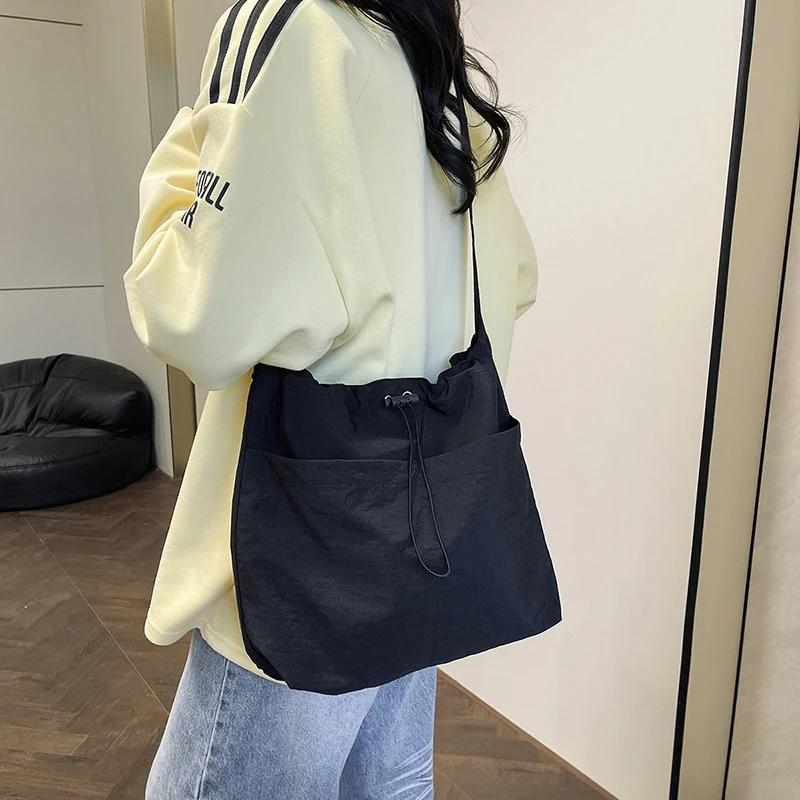 Vysoce kvalitní velkokapacitní nylonová taška na zip jednobarevná všestranná módní měkká jednoduchá taška přes rameno