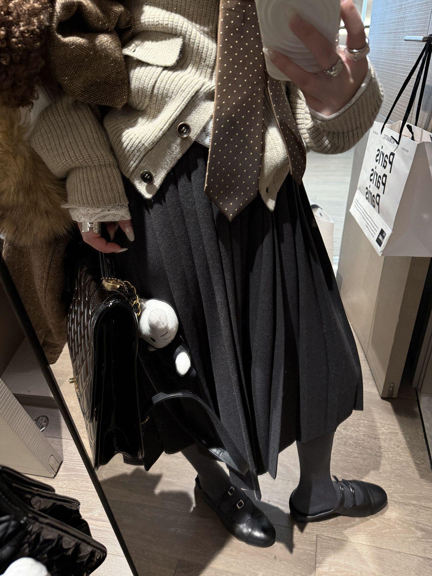 

Women s High-Waist Wool Blend A-Line Half Skirt, Pleated Mid-Length with Large Hem for Autumn/Winter 2025. Medium чорний