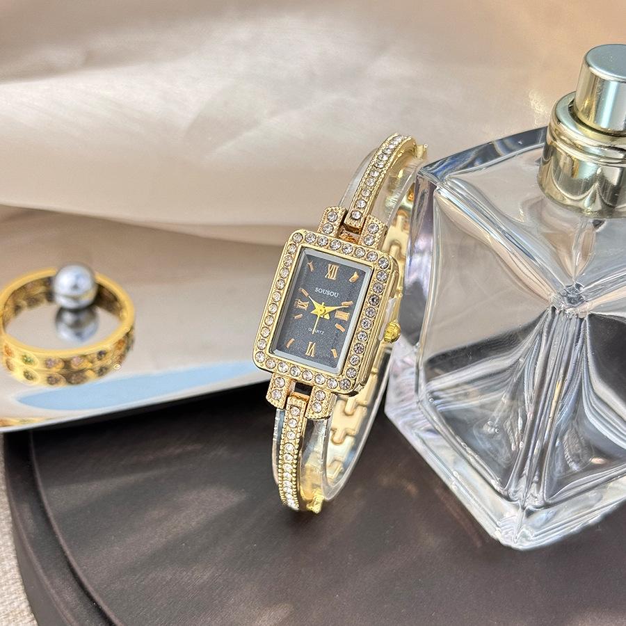 Utsökt Damklocka Enkel Fyrkantig Helt Diamant Digital Kvarts Klocka Guld Rostfritt Stål Armband Dam Klänningsklocka Gåvor