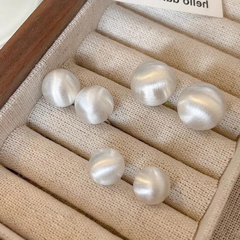 Minimalistische Gebürstete Runde Kugelkopf-Ohrstecker - Nischen-Design für die Herbst-/Wintermode.