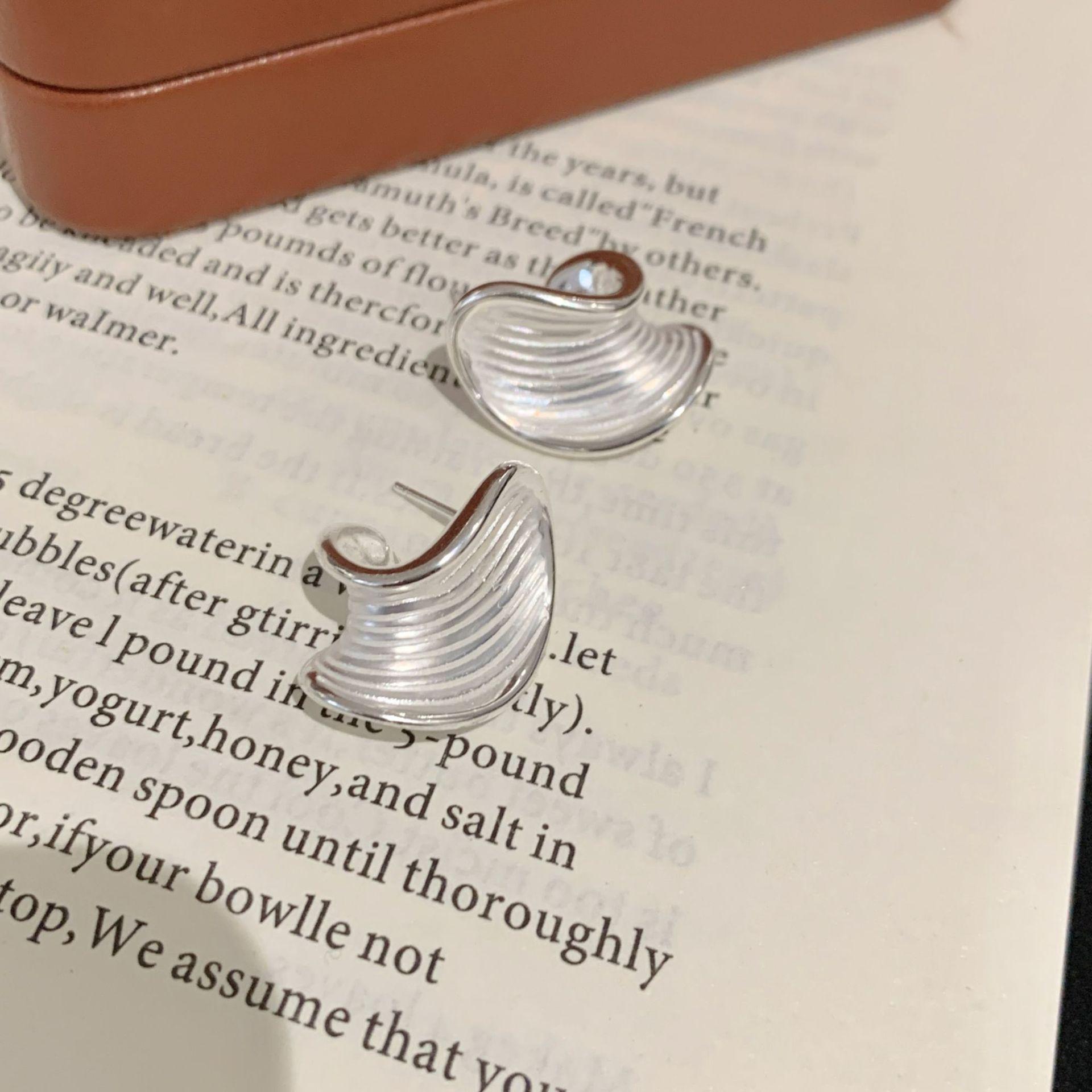 

Irregular Pleated Stud Earrings for Women - Fashionable INS Style, Niche Influencer Design, Chic Fresh Accessory.