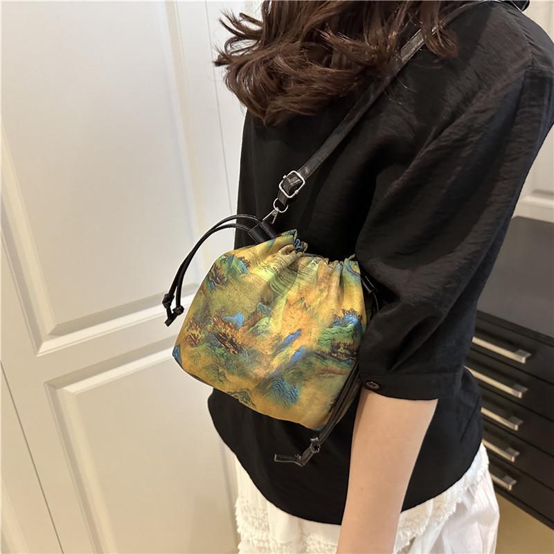 Lucky Bag Xiangyun Dragon Scale Pattern 2025 New National Style New Chinese Style Middle-aged and Elderly Mother Crossbody Senior Sense Ingot Bag