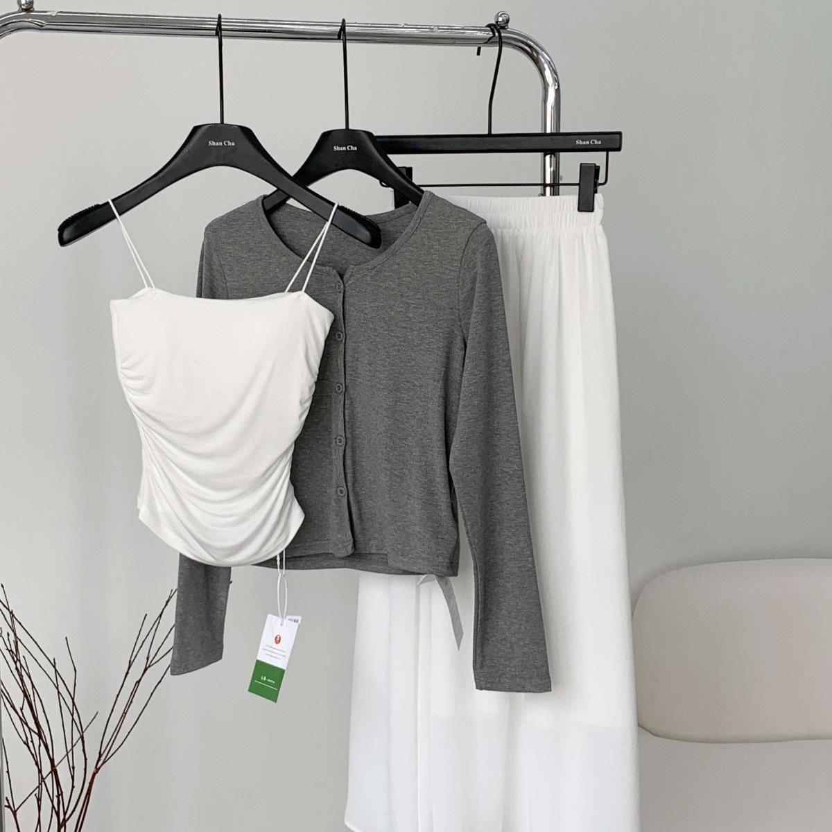 

Женский комплект из трех предметов White Moonlight: Юбка с высокой талией, кардиган и универсальные серые подтяжки для весны и осени. L (50-57.5 kg)