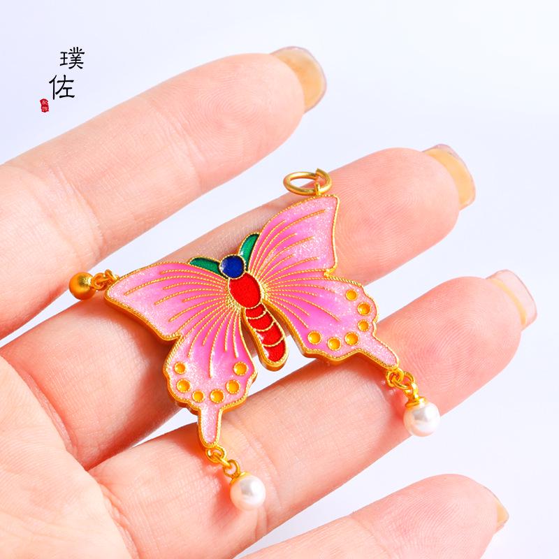 Goldanhänger-Halskette mit blau emailliertem Baby-Schloss-Charm