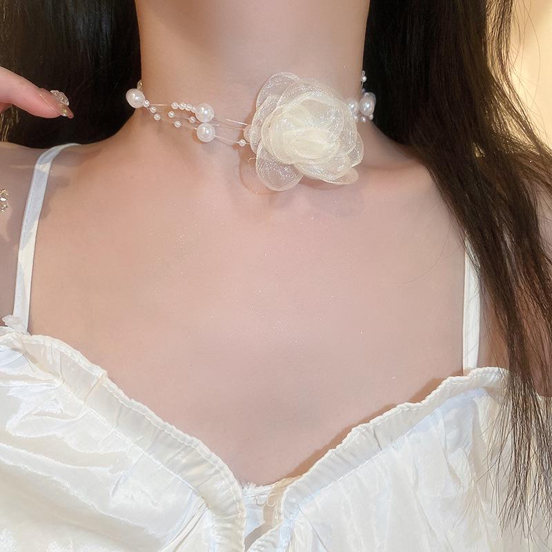 Trójwarstwowy naszyjnik choker z siateczki z kwiatem ze sztucznych pereł: Elegancki słodki styl dla kobiet