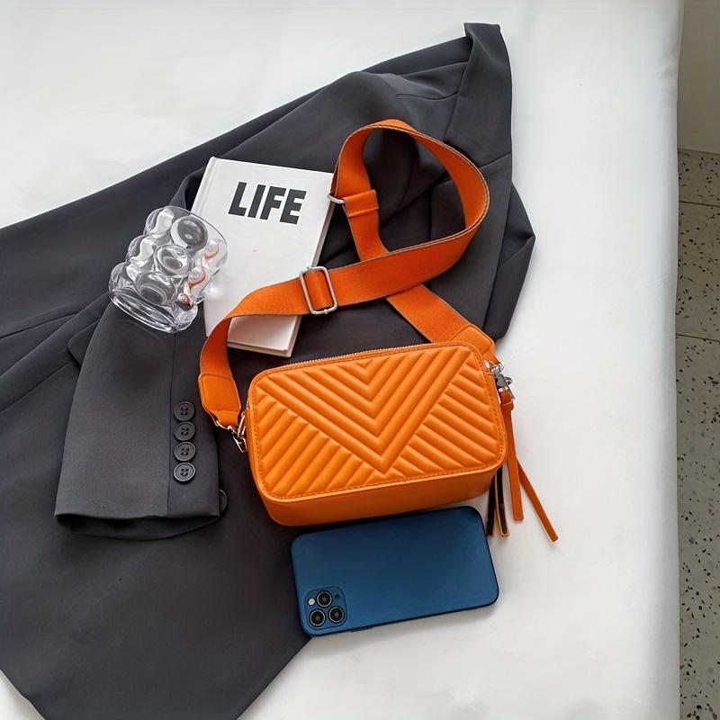 Элегантная однотонная стеганая сумка через плечо с шевронным узором: Стильная квадратная — фото 9