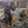 Middle Finger Sasquatch Figurine Resin Scissors Hands Savage Statue Sculpture Home Office Indoor Outdoor Garden Decoration Ornament