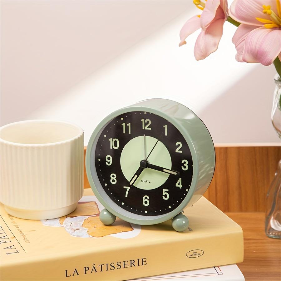 A 4inch Silent Luminous Battery Alarm Clock, No Ticking Sound, Night Light Design, Table Clock, Metal Material, Suitable for Students, Deep Sleepers