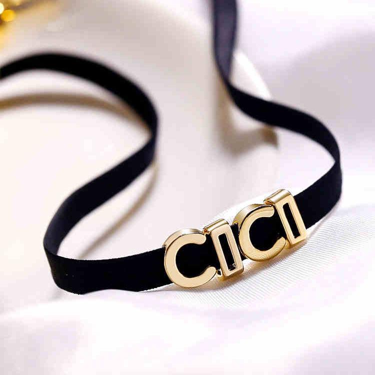 

Эластичное черное колье-чокер в корейском стиле с подвесками-буквами