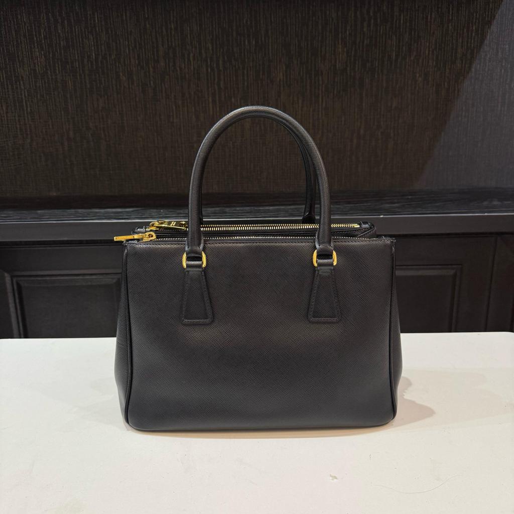 [Pre-Owned] Galleria Tote Bag With Triangle Metal Logo Hardware In Black - Excellent #SRKXMM