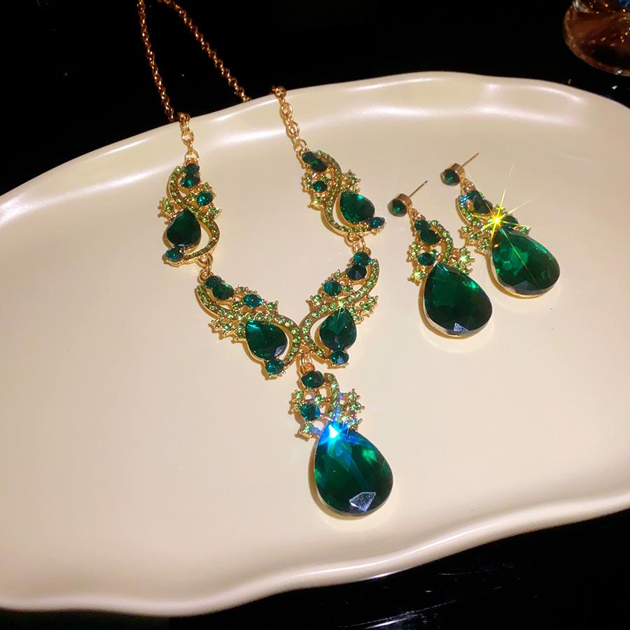 

Diamond-encrusted geometric water drop pendant necklace light luxury high-end clavicle chain exaggerated personality niche design jewelry