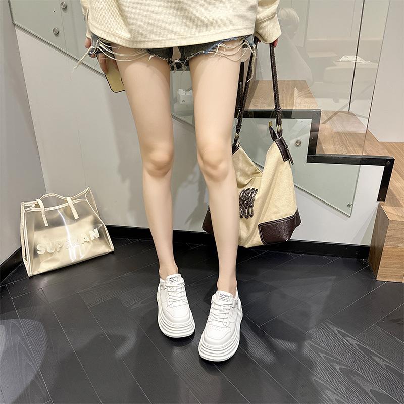 2025 autumn new low-top thick-soled white shoes women's inner height increase Korean version lace-up suction mold bottom leather casual shoes women