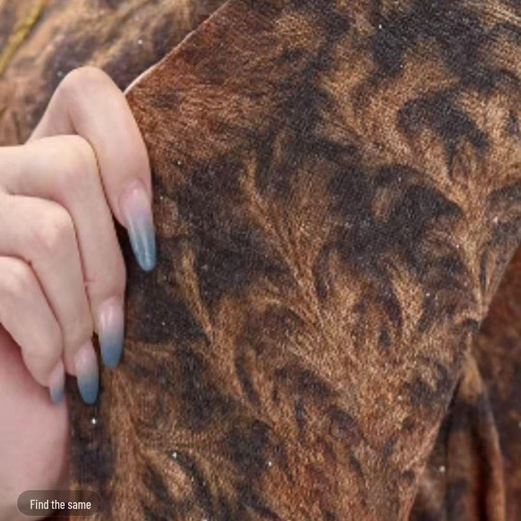 Elegant Autumn-Winter Long Sleeve Round Neck Top: Fashionable, Warm, and Age-Defying for Middle-Aged and Elderly Women.