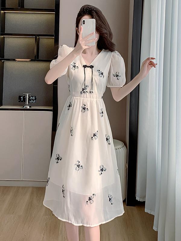 

Літня сукня міді з квадратним вирізом, пишними рукавами та квітковою вишивкою, із застібкою на китайські ґудзики-жабки для жінок Medium