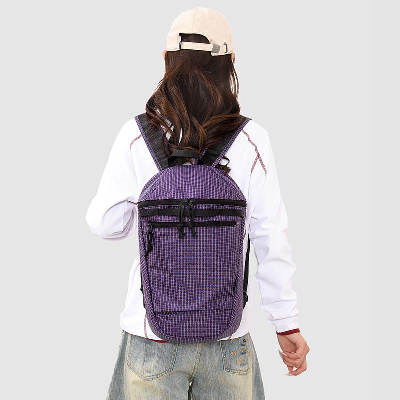Leichter Rucksack mit Gittermuster für Damen und Herren mit mehreren Fächern – kompakter Alltagsrucksack für Schule und Stadtverkehr