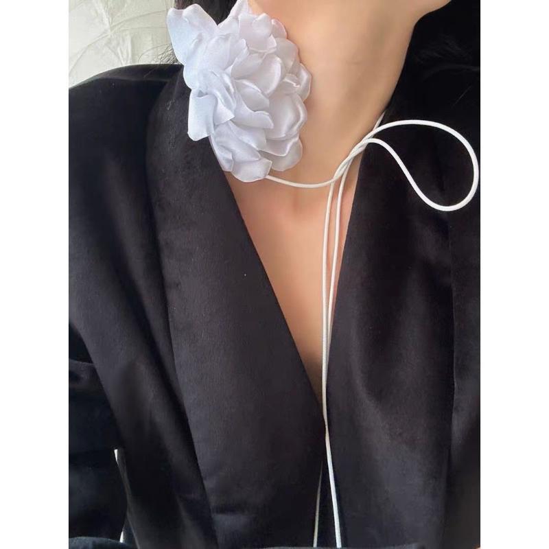 Przesadny czarny biały romantyczny kwiat Choker naszyjnik dla kobiet delikatna modna lina Chian szyi damski kołnierz