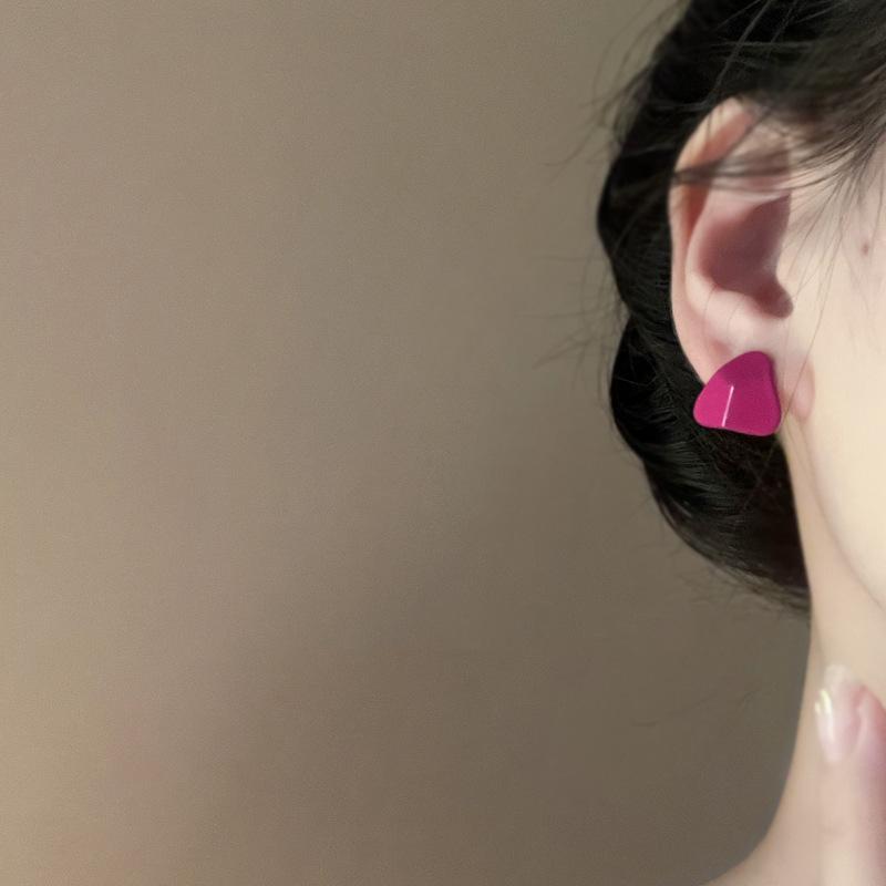 Rose red triangular stud earrings, simple and sweet, personalized design earrings, fashionable sweet and cool style earrings, women