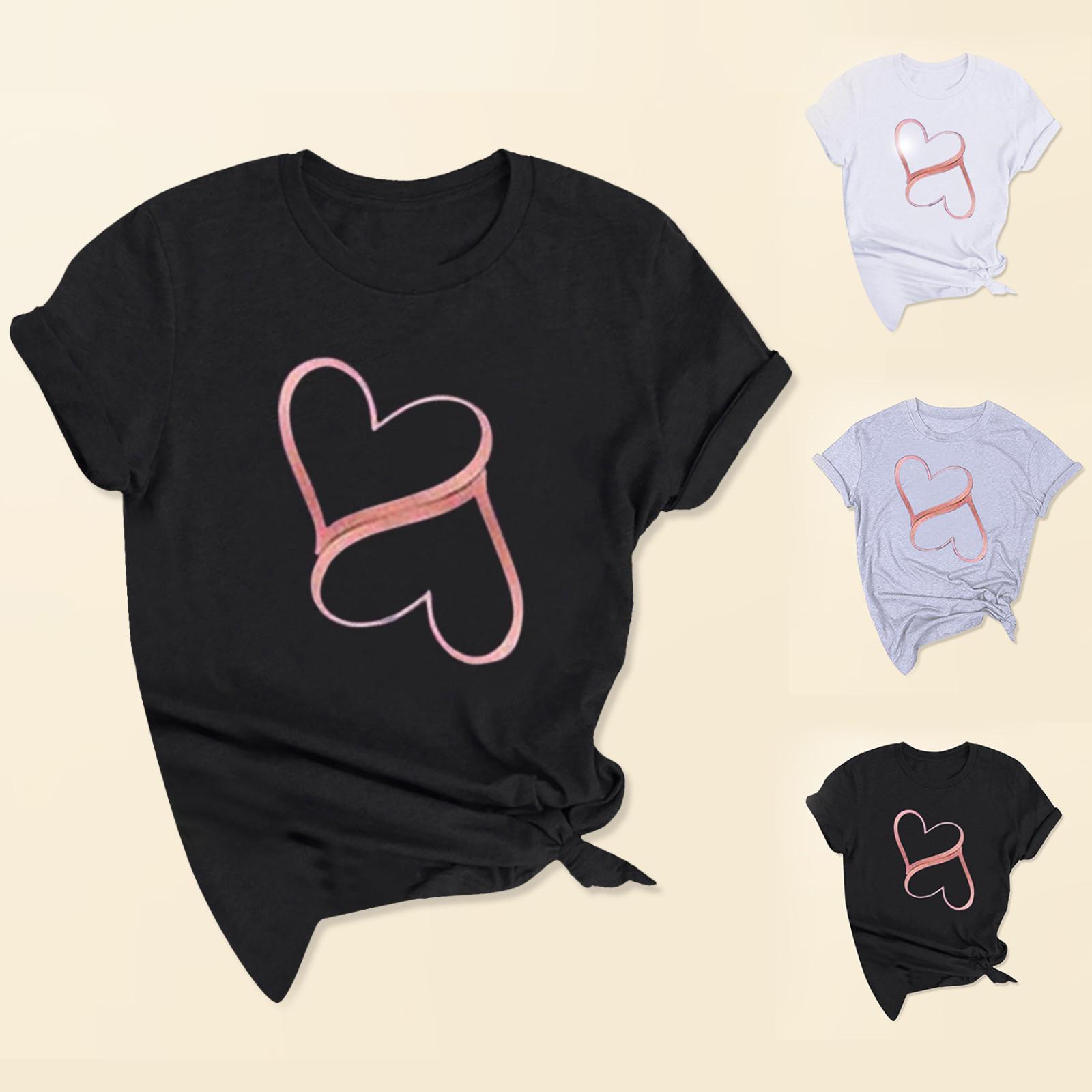 

Любители любят мужскую рубашку с короткими рукавами и круглым вырезом с принтом для пары