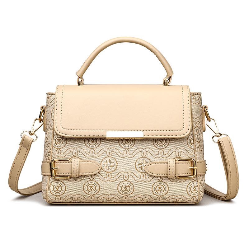 Атмосферная женская сумка-мессенджер — фото 3