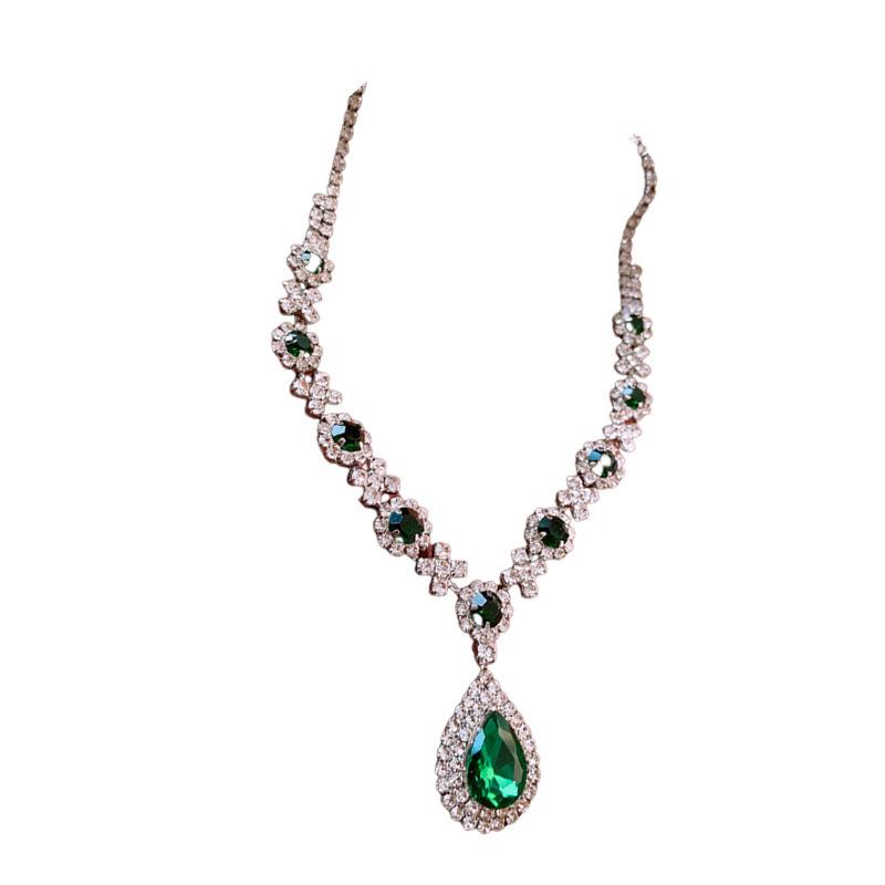 European & American Geometric Water Drop Diamond Necklace: Retro Court Style, High-End Luxury Clavicle Chain for Women.