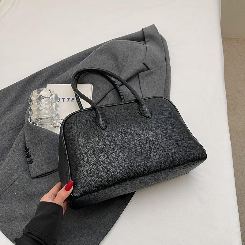 

Модная портативная сумка-подушка женская 2025 новая трендовая сумка для боулинга большой вместимости в зарубежном стиле на плечо/подмышку 32*13*20