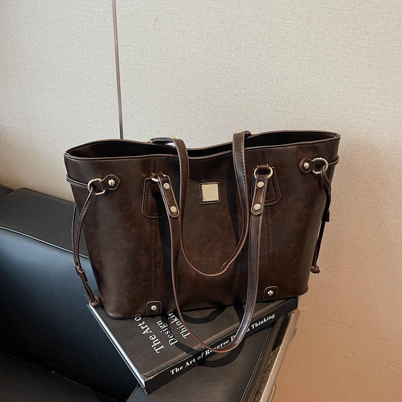 This year's popular bag women's large-capacity 2025 new autumn and winter retro versatile shoulder bag student class tote bag
