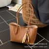 Large-capacity retro woven bag women's autumn and winter versatile 2025 new casual shoulder bag commuter tote bag