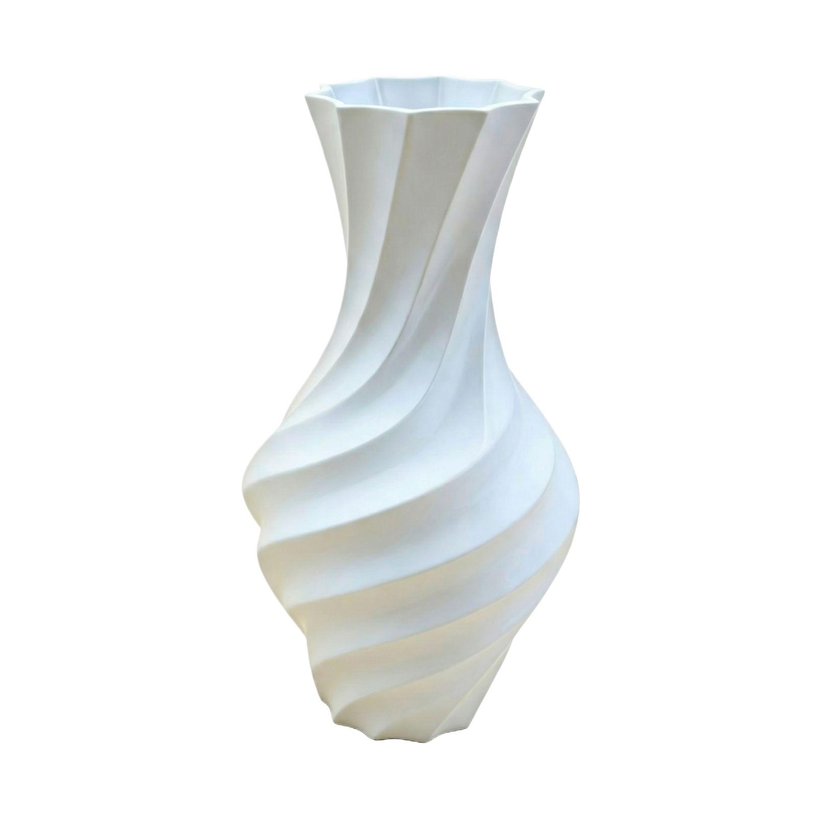 

3D Printed Art Vases Are A Great Choice For Gifts And Flower Arrangements. білий