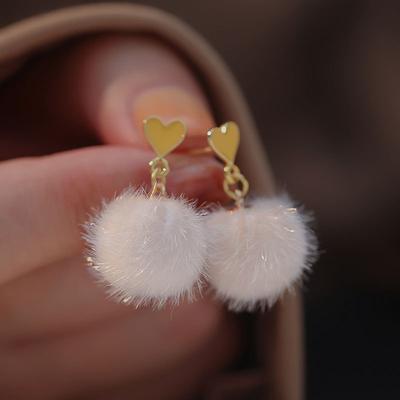 Uniwersalne kolczyki pluszowe Love-hair w kształcie kuli