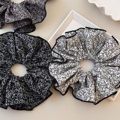 The Floral Large Intestine Hair Tie Is A Laid-back and Feminine Style with A Fabric Hair Tie for Tying Hair