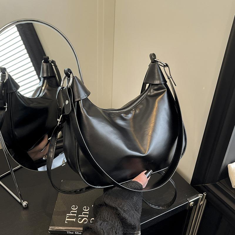 

Мягкая премиальная текстура однотонная сумка-пельмень женская новая ретро повседневная персонализированная для поездок на работу легкая осенняя сумка-мессенджер чёрный