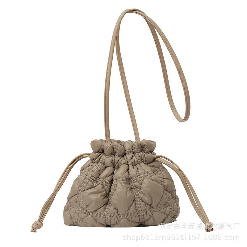 Einfache Rhombus-Kordelzug-Bündel, gefaltete Beuteltasche, Damen-Nylon-Wolke, Umhängetasche mit einer Schulter, leichte Knödeltasche