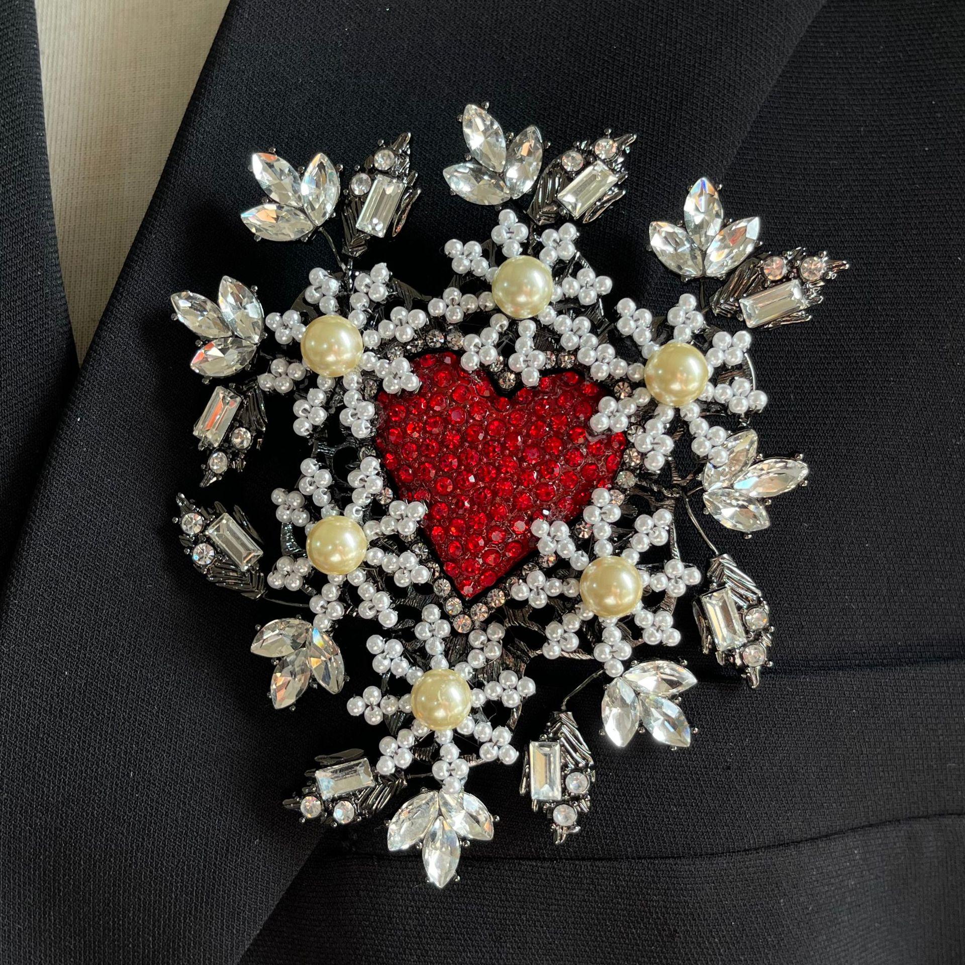 Б/у Винтажная брошь «Снежинка» с жемчугом: Изысканная латунная брошь с черным никелем для женщин