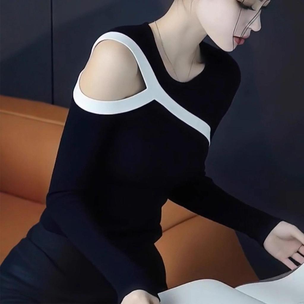 2025 Women's Korean Black Contrast Off-Shoulder Knit Top - Stylish and Unique Early Autumn Design